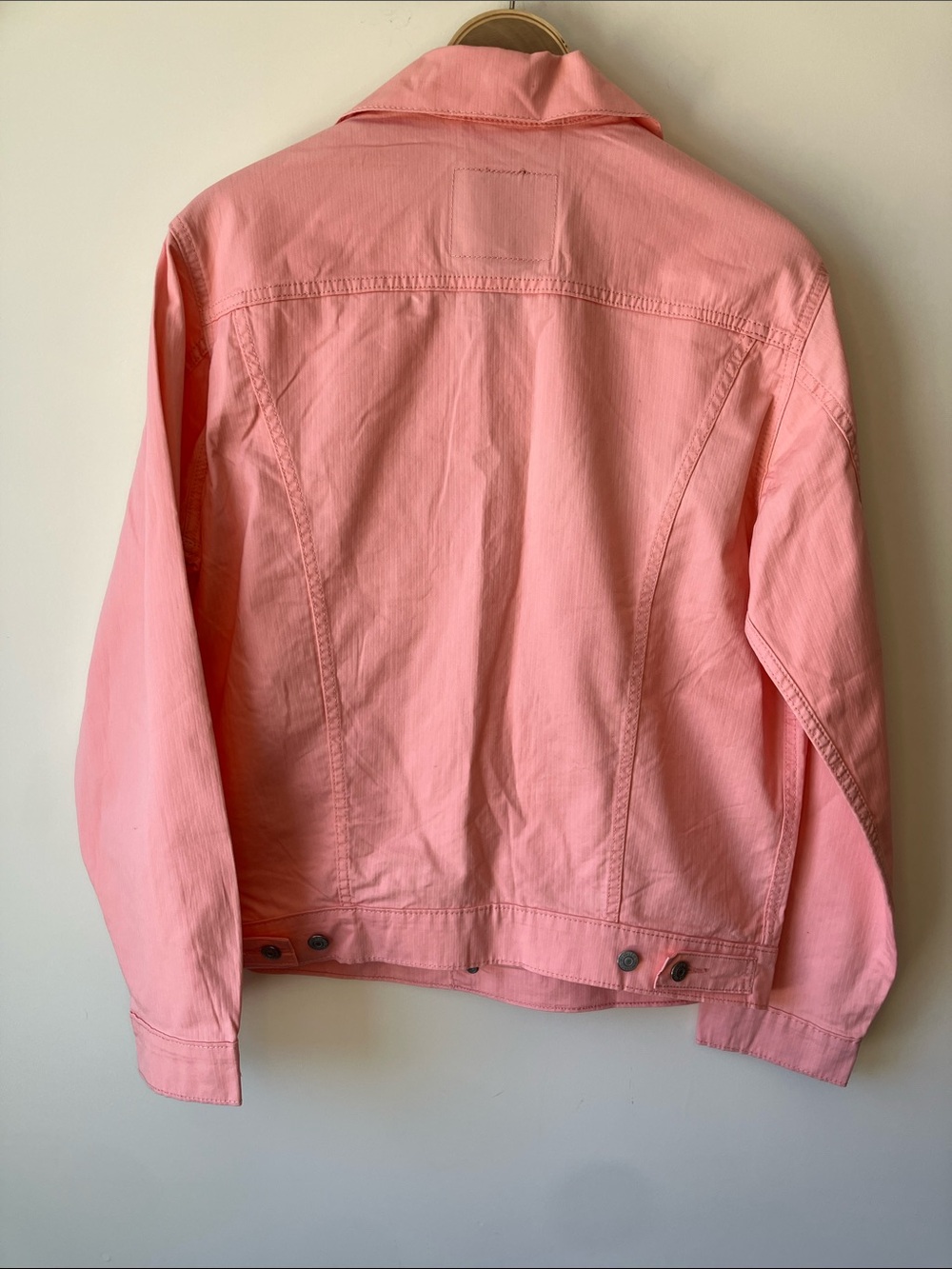 LEVI’S Vintage Fit Trucker Jacket in Coral Lightweight Denim Men’s Size M NWT - Picture 7 of 13